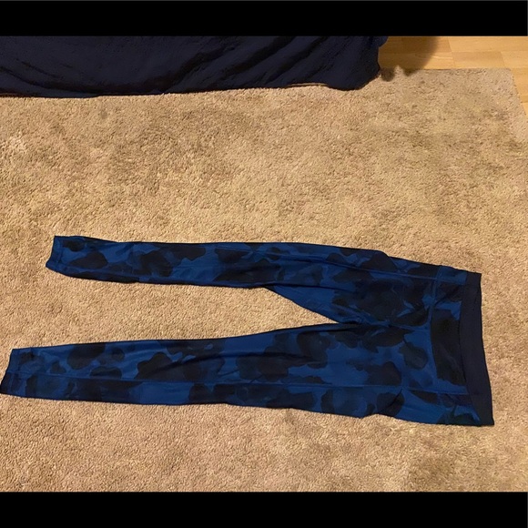 Lululemon size 6 blue floral leggings - Picture 2 of 3